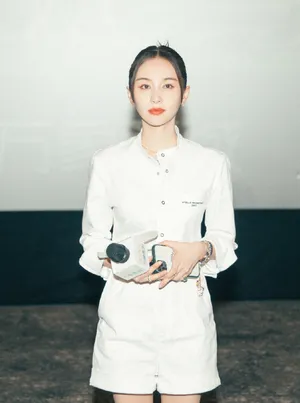 王子文白色工装连体短裤性感写真图片_12