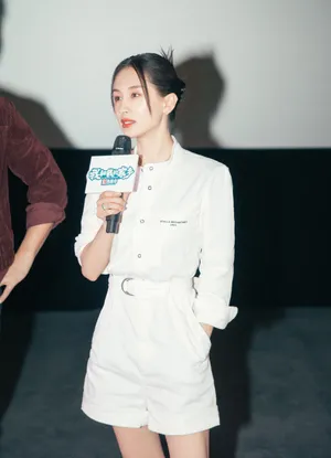 王子文白色工装连体短裤性感写真图片_13