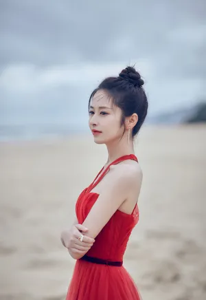 颖儿红色蛋糕裙优雅写真图片