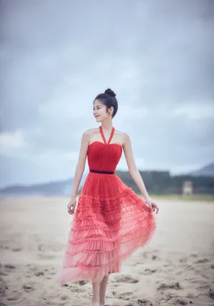 颖儿红色蛋糕裙优雅写真图片_2