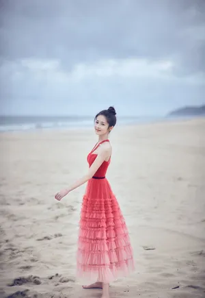 颖儿红色蛋糕裙优雅写真图片_3