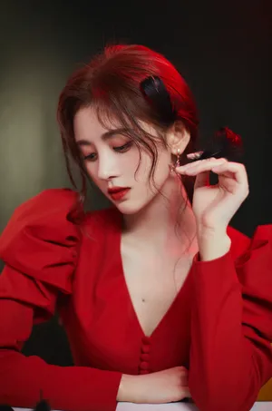 鞠婧祎深v红裙性感写真图片