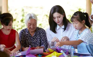 刘诗诗白衬衫大方优雅气质美照图片_2
