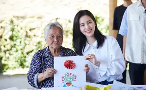 刘诗诗白衬衫大方优雅气质美照图片_5