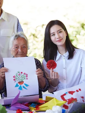 刘诗诗白衬衫大方优雅气质美照图片_7