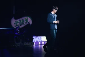 陈立农优雅绅士气场帅气舞台照图片_9