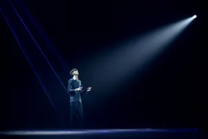 陈立农优雅绅士气场帅气舞台照图片_11
