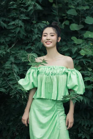 邢菲性感露肩户外写真图片