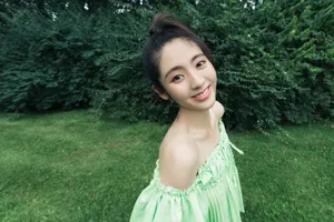 邢菲性感露肩户外写真图片_1