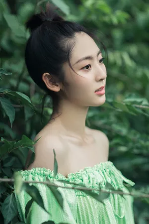 邢菲性感露肩户外写真图片_2