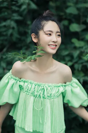邢菲性感露肩户外写真图片_3
