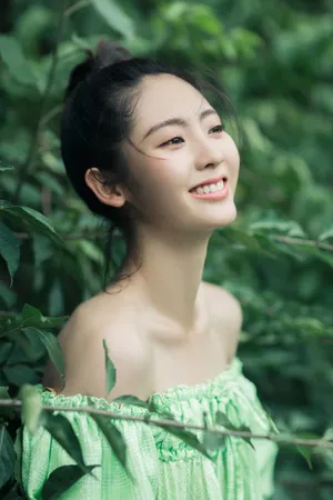 邢菲性感露肩户外写真图片_4