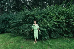 邢菲性感露肩户外写真图片_5