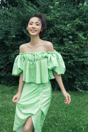邢菲性感露肩户外写真图片_6