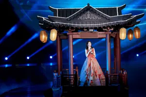 关晓彤锦鲤裙吉祥美丽大方写真图片