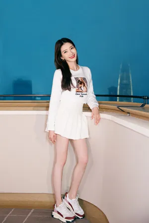 江疏影简约白T写真图片_2