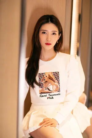 江疏影简约白T写真图片_6