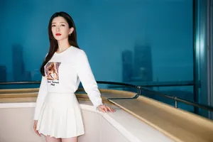 江疏影简约白T写真图片_7