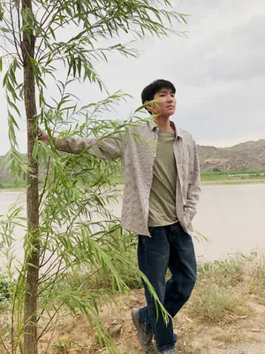 《我和我的家乡》王源“小韩老师”人物剧照图片