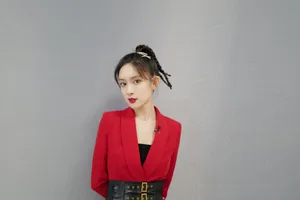 孟子义红裙麻花辫性感图片写真