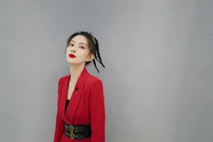 孟子义红裙麻花辫性感图片写真_2