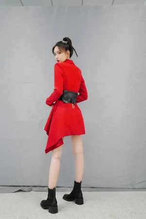 孟子义红裙麻花辫性感图片写真_3