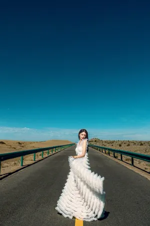 傅菁透视蛋糕裙性感图片写真