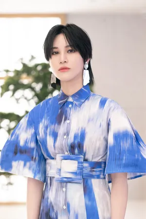 尚雯婕蓝白混色漂染裙性感图片_1