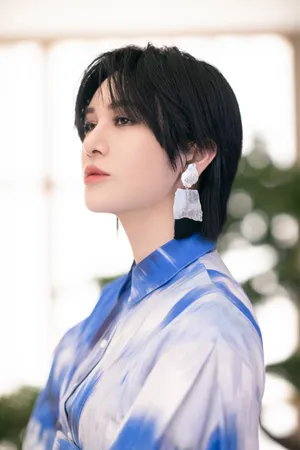 尚雯婕蓝白混色漂染裙性感图片_2