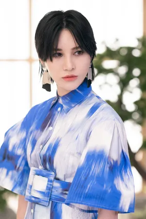 尚雯婕蓝白混色漂染裙性感图片_3
