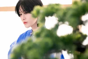 尚雯婕蓝白混色漂染裙性感图片_4