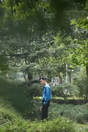 于朦胧天蓝色衬衫帅气图片写真_3