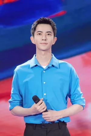 于朦胧天蓝色衬衫帅气图片写真_4