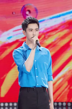 于朦胧天蓝色衬衫帅气图片写真_7