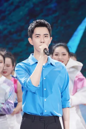 于朦胧天蓝色衬衫帅气图片写真_8