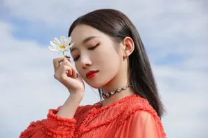 孟美岐红色纱裙性感图片写真