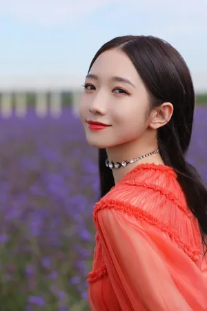 孟美岐红色纱裙性感图片写真_5