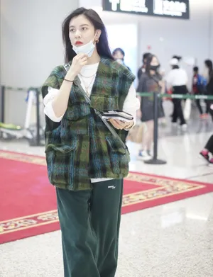 宋妍霏白T条纹格子马甲机场照图片_2
