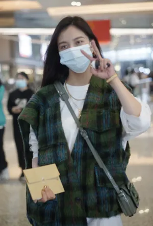 宋妍霏白T条纹格子马甲机场照图片_3