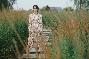 周笔畅碎花长裙性感图片写真