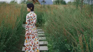 周笔畅碎花长裙性感图片写真