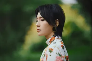 周笔畅碎花长裙性感图片写真_2