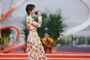 周笔畅碎花长裙性感图片写真_3