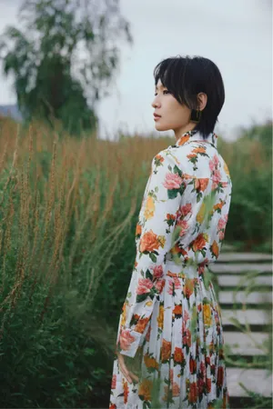 周笔畅碎花长裙性感图片写真_4