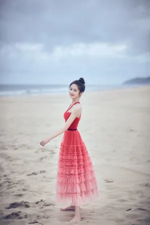颖儿红色渐变蛋糕裙性感图片写真_1