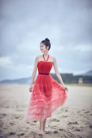 颖儿红色渐变蛋糕裙性感图片写真_2