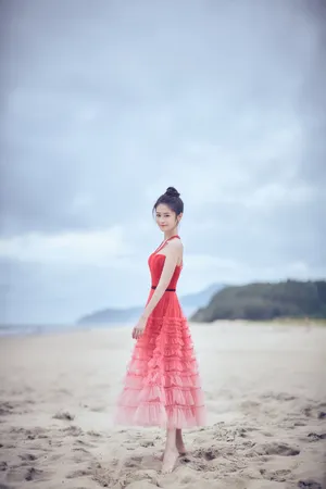 颖儿红色渐变蛋糕裙性感图片写真_3