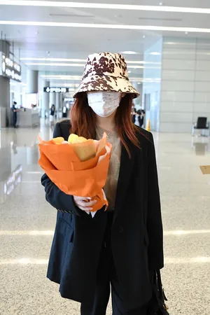 赖美云渔夫帽西装时髦靓丽机场照图片