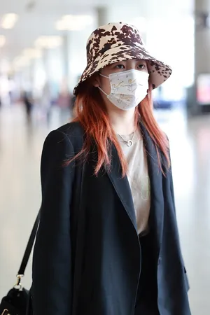 赖美云渔夫帽西装时髦靓丽机场照图片_3
