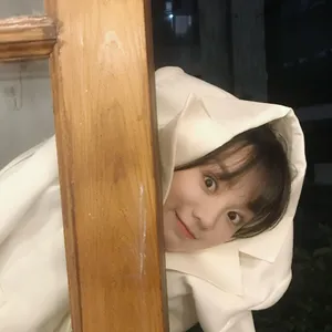 胡意旋白色西装俏皮图片_2